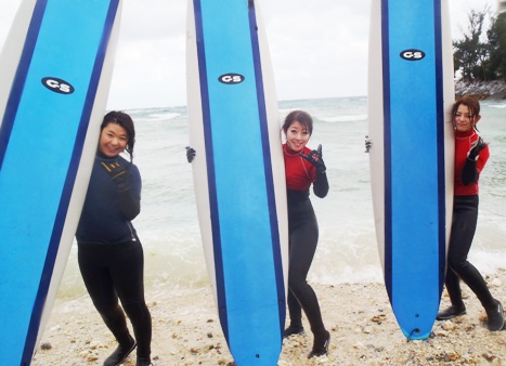沖縄で女子会サーフィン。