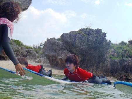 沖縄でサーフィン特訓。