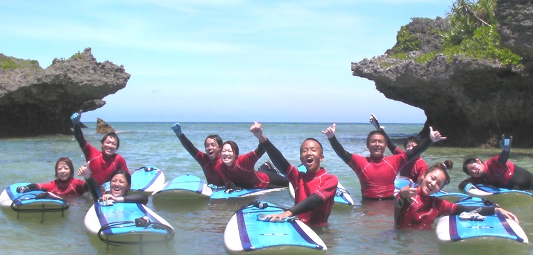 沖縄の青い海で体験ロングボードサーフィンスクール