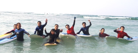 沖縄の海で、ちびっこもパパも、イケメンズも☆みんなでサーフィン！