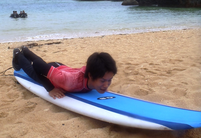 沖縄の海でサーフィンの練習。