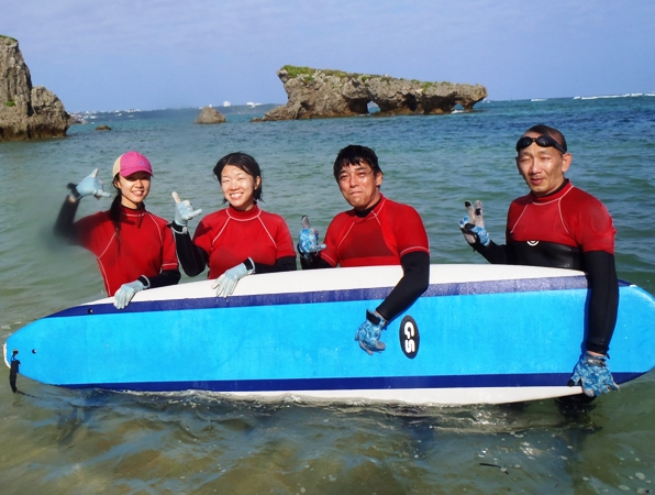 冲縄の海でサーフィンデビュー！