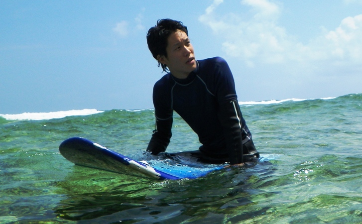 沖縄の海でサーフィン。