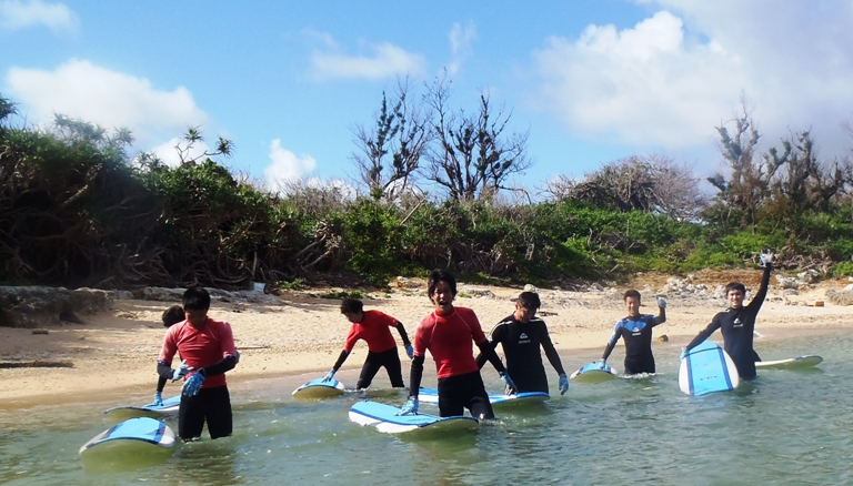 沖縄で初サーフィン。いよいよ海へ！