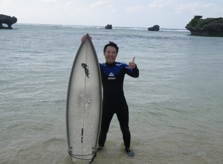 新婚旅行で沖縄へ。良い波でサーフィン出来て大満足。