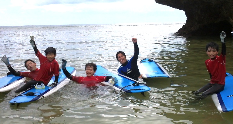 沖縄の恩納村で体験ロングボードサーフィンスクール