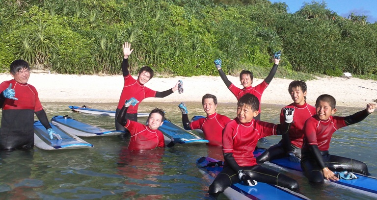 沖縄の恩納村で体験ロングボードサーフィンスクール