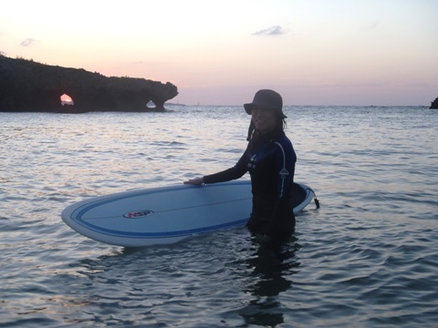 沖縄シーナサーフでサンセットサーフィン♪