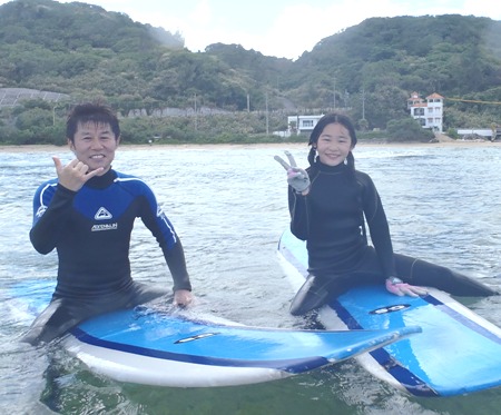 家族でサーフィン♪沖縄のきれいな海とシーナサーフはお待ちしております♪