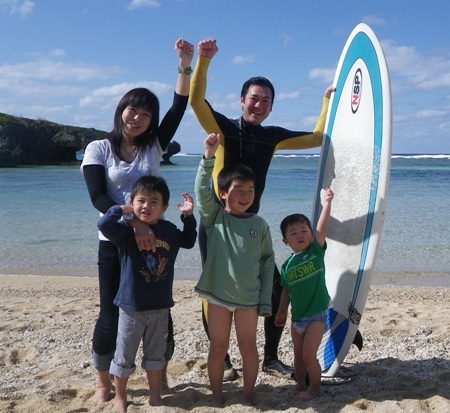 沖縄のシーナサーフならお父さんはサーフィン、家族はビーチで貝殻拾いをして楽しみました。