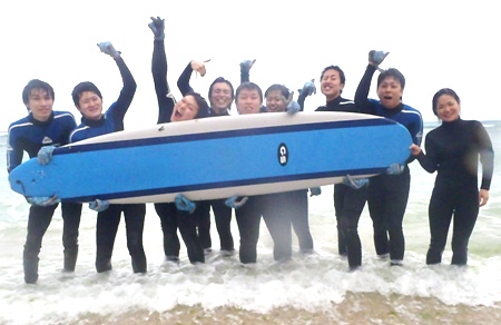 沖縄でサーフィンして、仲間と最高に盛り上がりましょう！