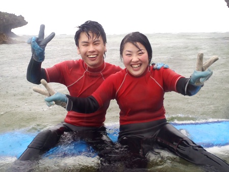仲良しカップルも、沖縄でサーフィンデビュー！ぜひシーナサーフへ！