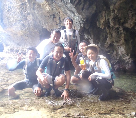 先生たちの夏休み！沖縄でSUP体験～青の洞窟