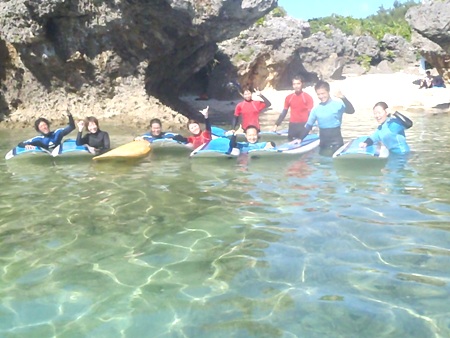 透明度抜群の沖縄でサーフィンしませんか？！