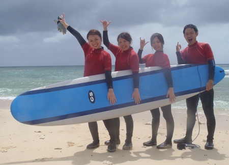 沖縄サーフィンスクールショップシーナサーフ集合写真です。