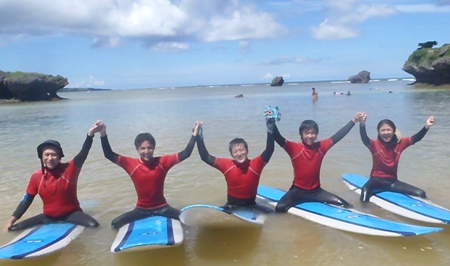 沖縄シーナサーフのサーフィンスクール集合写真です！