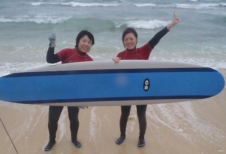 沖縄シーナサーフ・サーフィンスクール集合写真です。