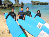 沖縄のキレイな海でサーフィンをしましょう